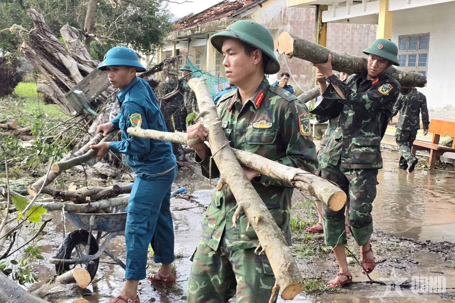 LLVT tỉnh Đắk Lắk hỗ trợ nhân dân sau bão lũ